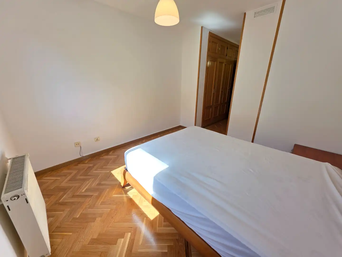 Dormitori de Pis de lloguer en Madrid amb Aire condicionat, Calefacció i Parquet