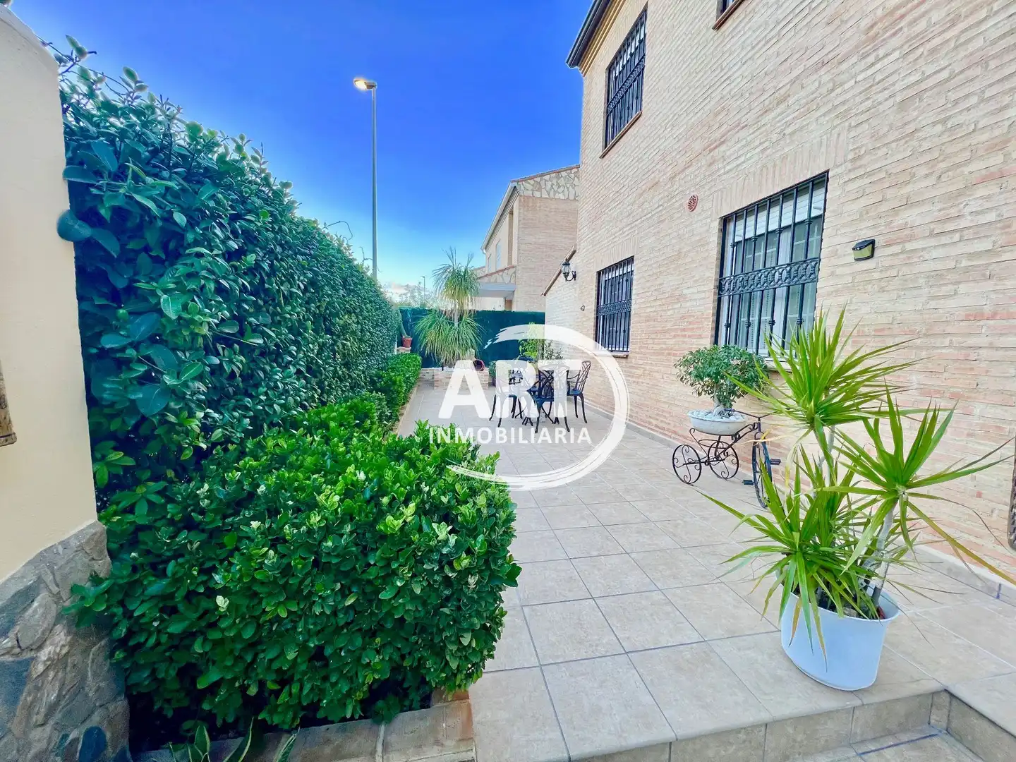 Vista exterior de Casa o xalet en venda en Picassent amb Aire condicionat, Jardí privat i Terrassa