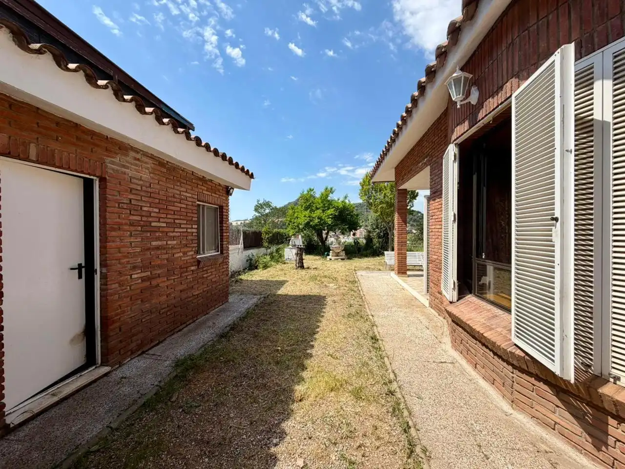 Vista exterior de Casa o xalet en venda en Montcada i Reixac amb Aire condicionat, Calefacció i Jardí privat