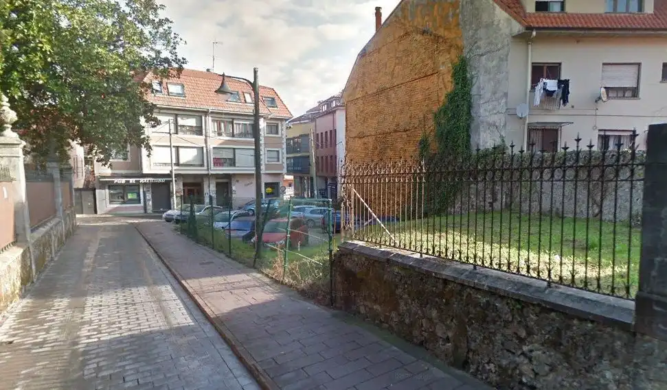Terreny residencial en venda a Llanes pueblo