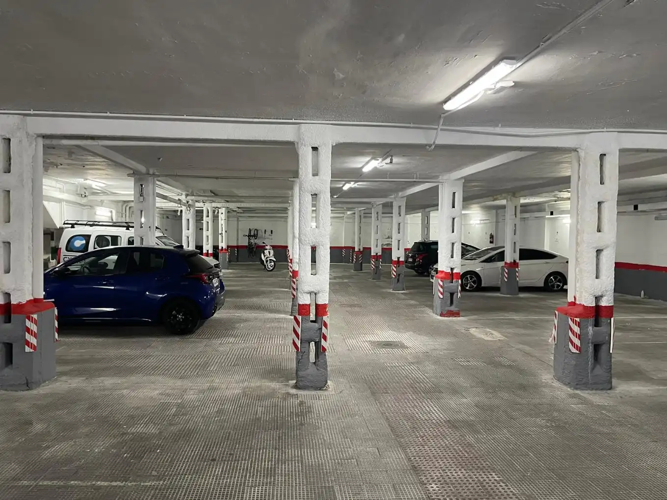 Parkplatz von Garage zur Miete in Madrid mit Alarm