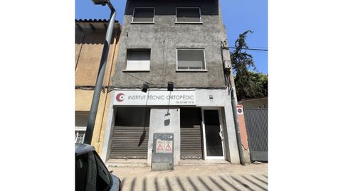 Oportunidad para inversores en Mollet del Vallès bloque con local y dos pisos con gran potencial