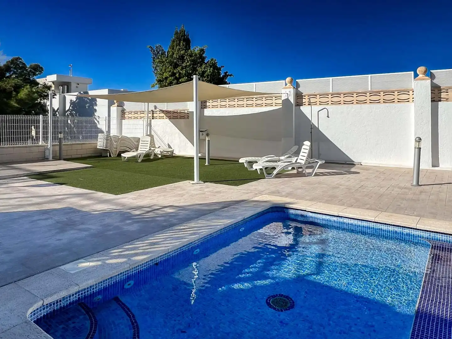 Piscina de Casa adosada en venda en L'Alfàs del Pi amb Aire condicionat, Calefacció i Jardí privat