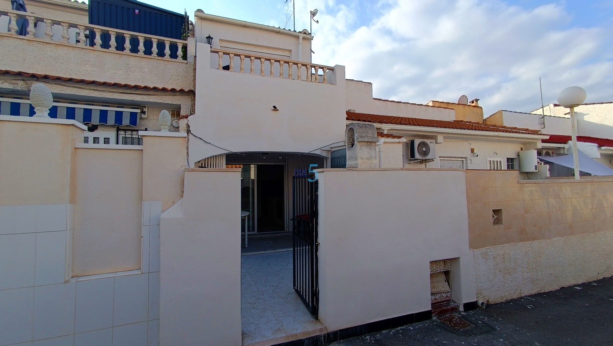 Vista exterior de Casa adosada en venda en Torrevieja amb Terrassa, Piscina i Balcó