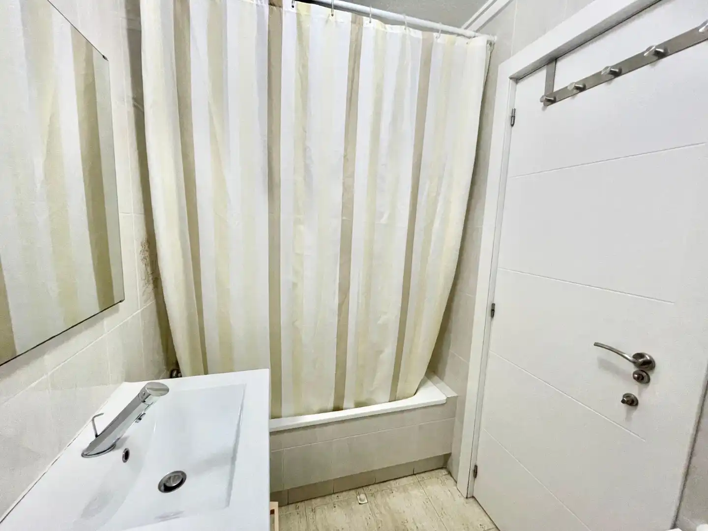 Bany de Pis de lloguer en Torrevieja amb Calefacció, Piscina i Moblat
