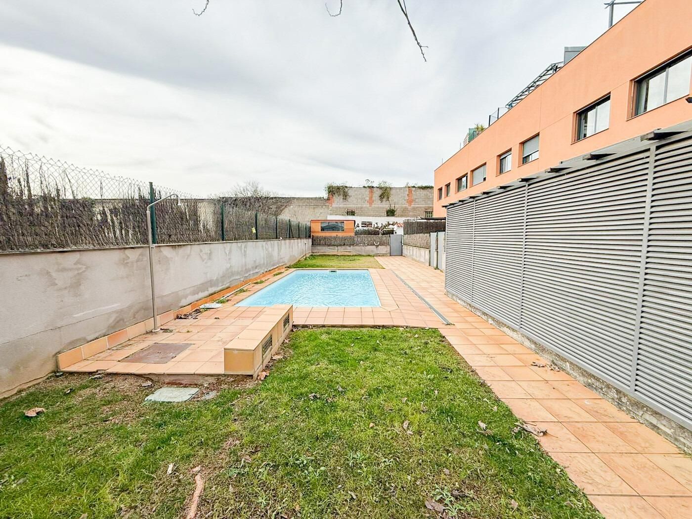 Piscina de Dúplex en venda en Figueres amb Aire condicionat, Jardí privat i Terrassa