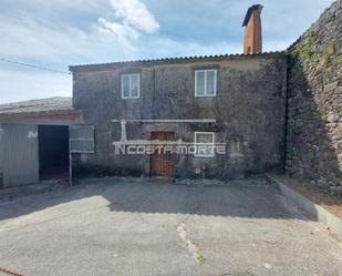 Vista exterior de Casa o xalet en venda en Dumbría amb Jardí privat