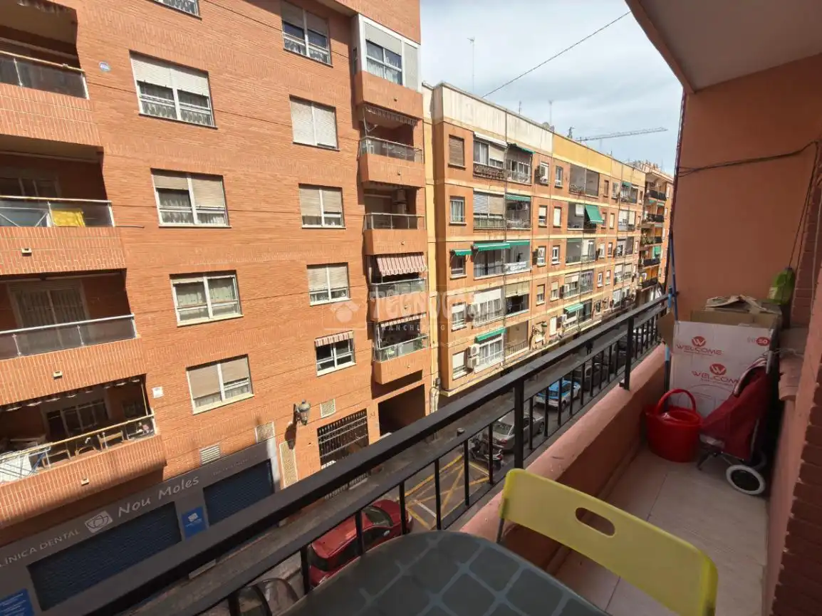 Vista exterior de Pis en venda en Valencia amb Moblat i Balcó