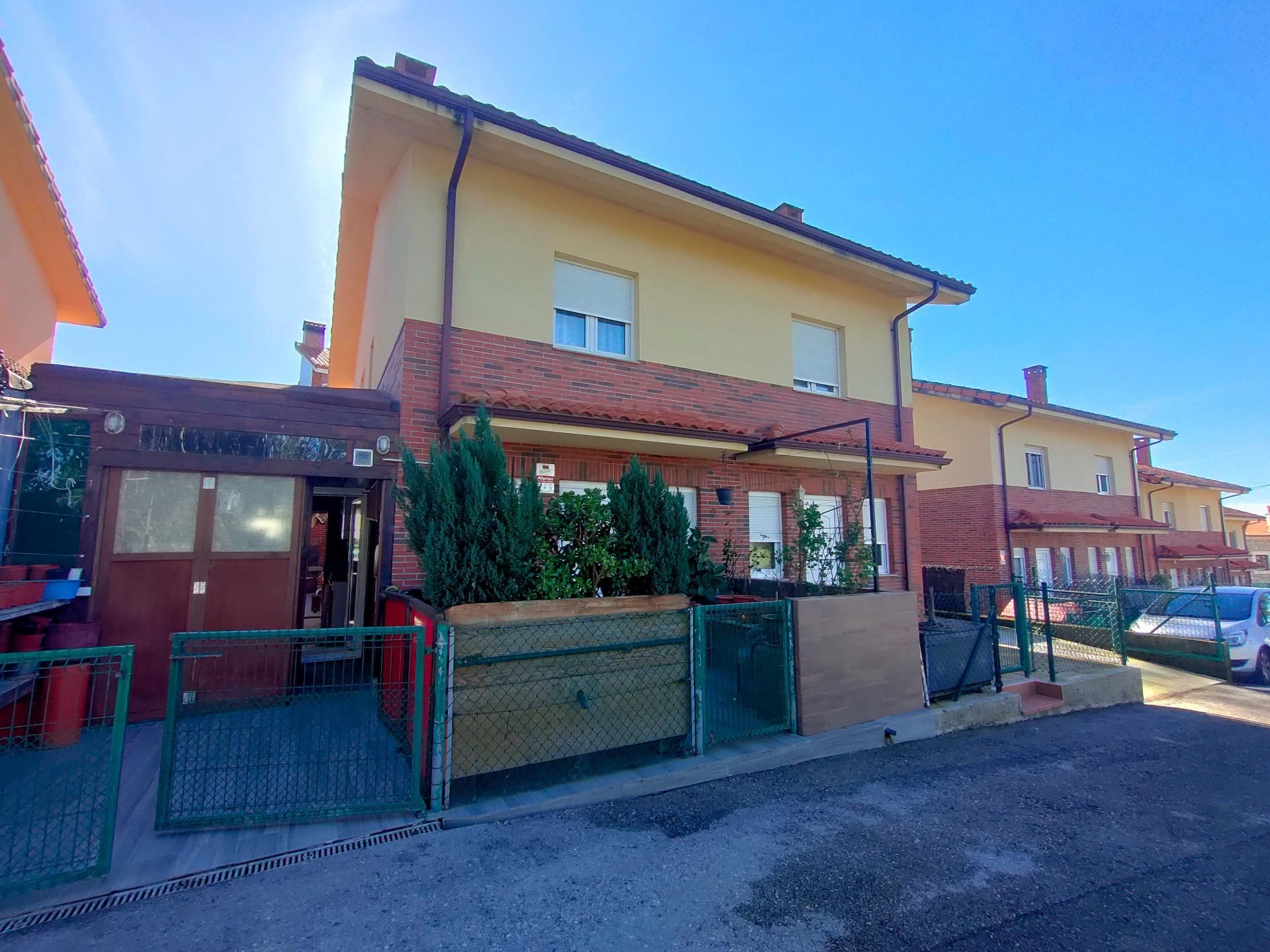 Vista exterior de Casa adosada en venda en Marina de Cudeyo amb Jardí privat, Terrassa i Traster