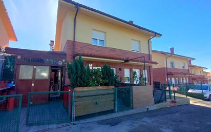 Vista exterior de Casa adosada en venda en Marina de Cudeyo amb Jardí privat, Terrassa i Traster