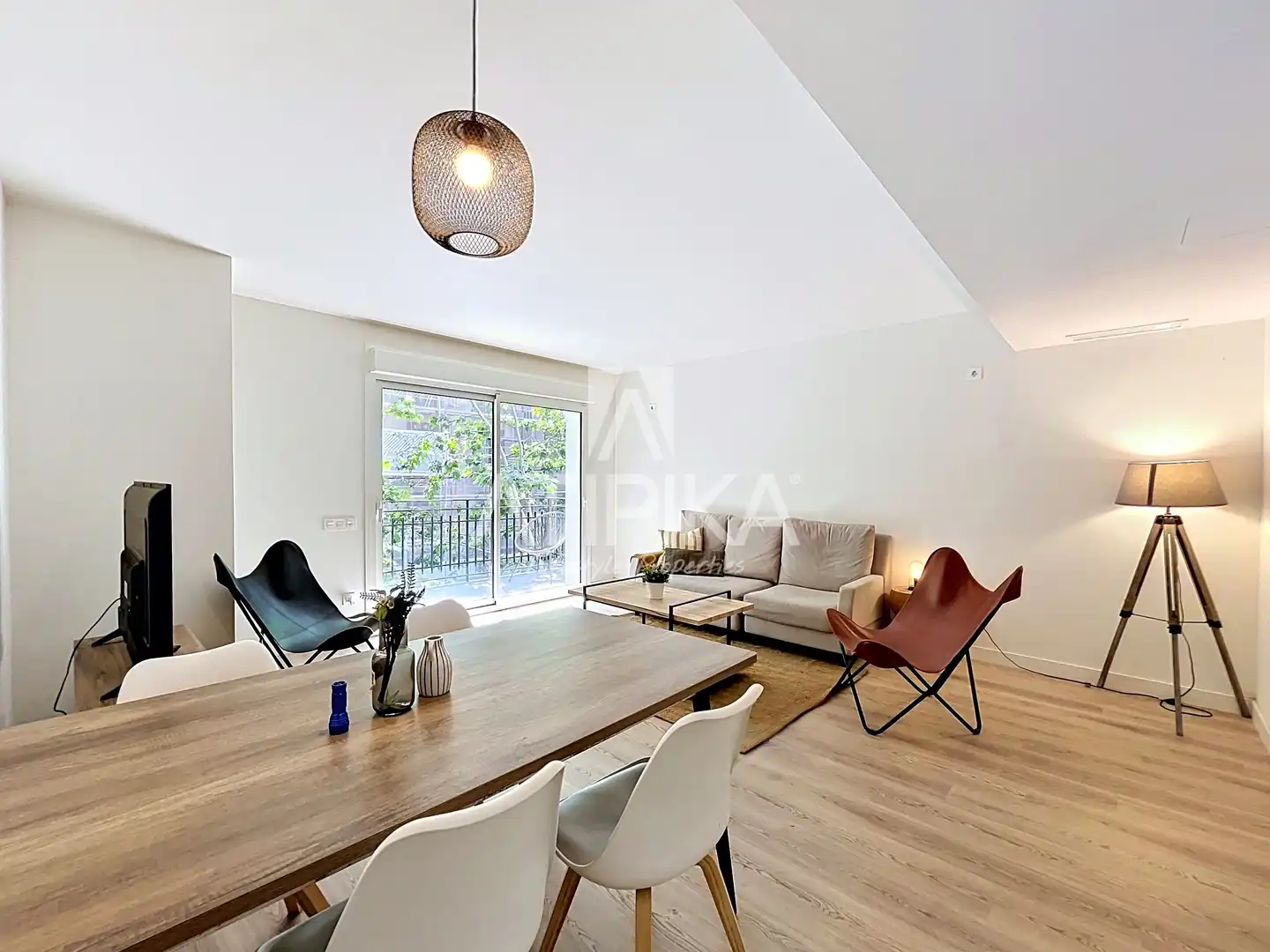 Außenansicht von Wohnung zum Verkauf in Barcelona mit Klimaanlage, Parkett und Balkon