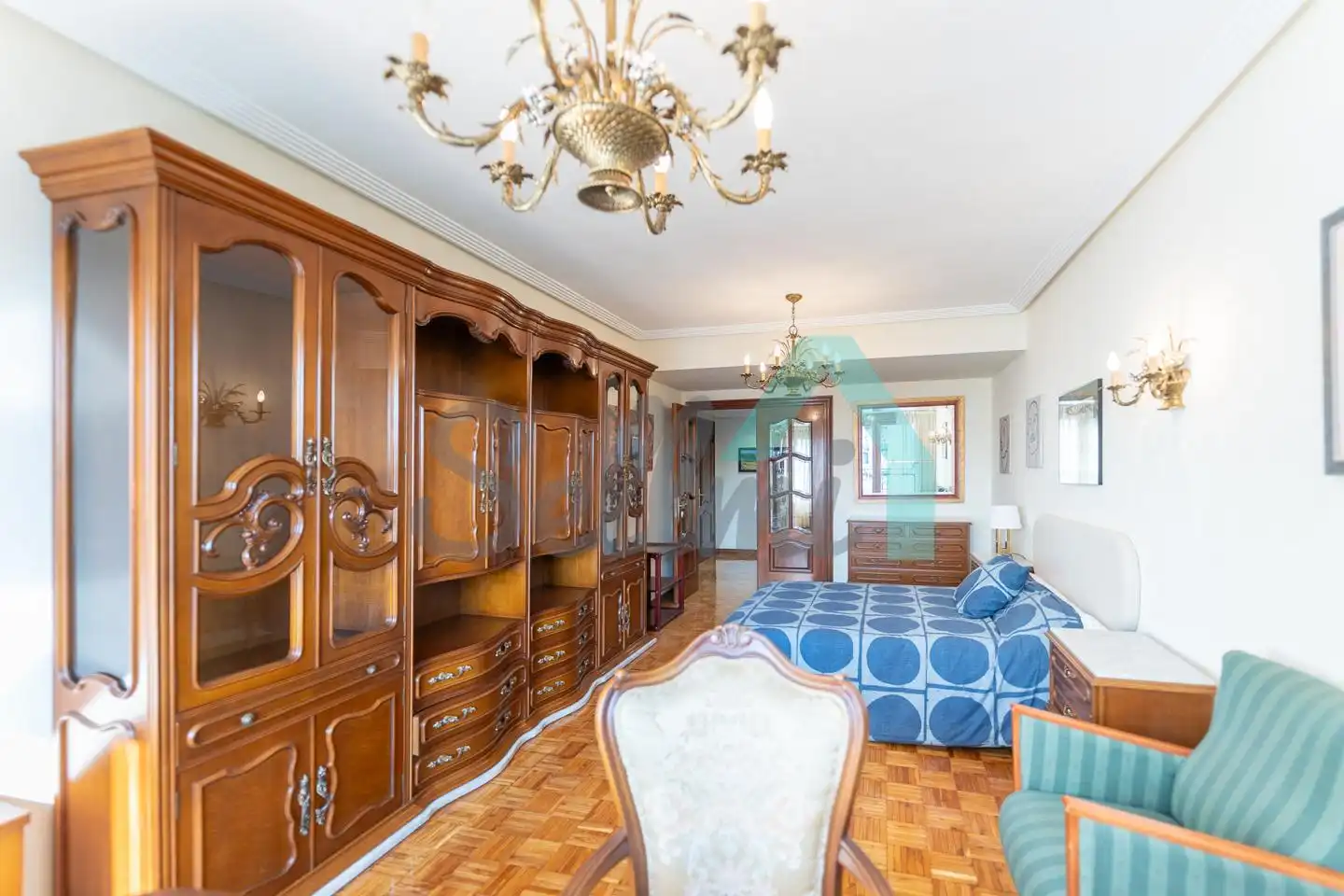 Sala d'estar de Pis per a compartir en Oviedo  amb Calefacció, Parquet i Terrassa