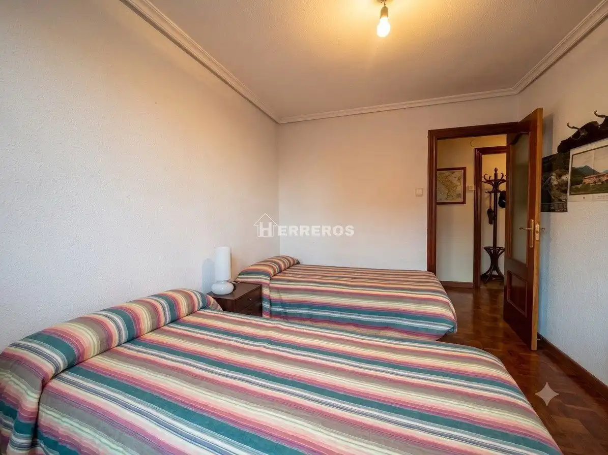 Habitación de Piso en venta en  Logroño con Calefacción, Parquet y Trastero