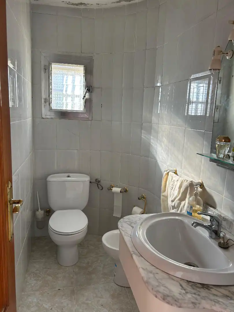 Badezimmer von Einfamilien-Reihenhaus zum Verkauf in Santa Cruz del Retamar mit Klimaanlage, Heizung und Privatgarten