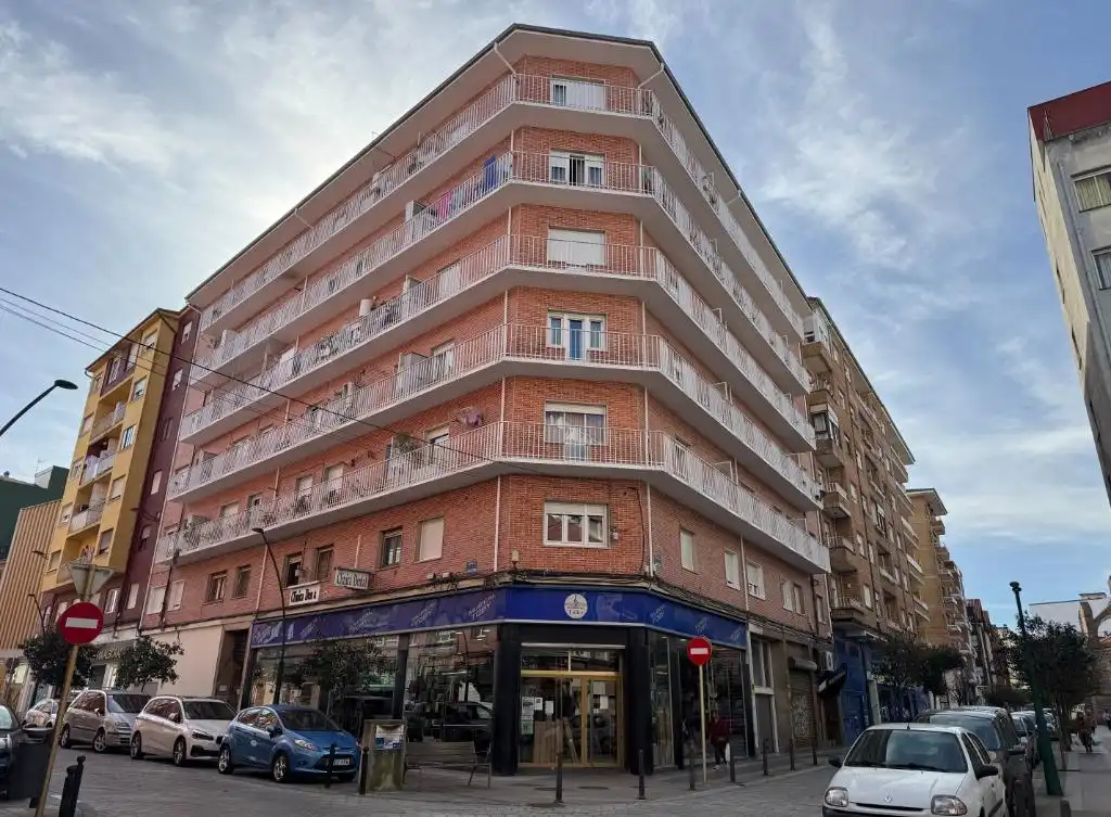 Vista exterior de Pis en venda en Torrelavega  amb Calefacció i Balcó