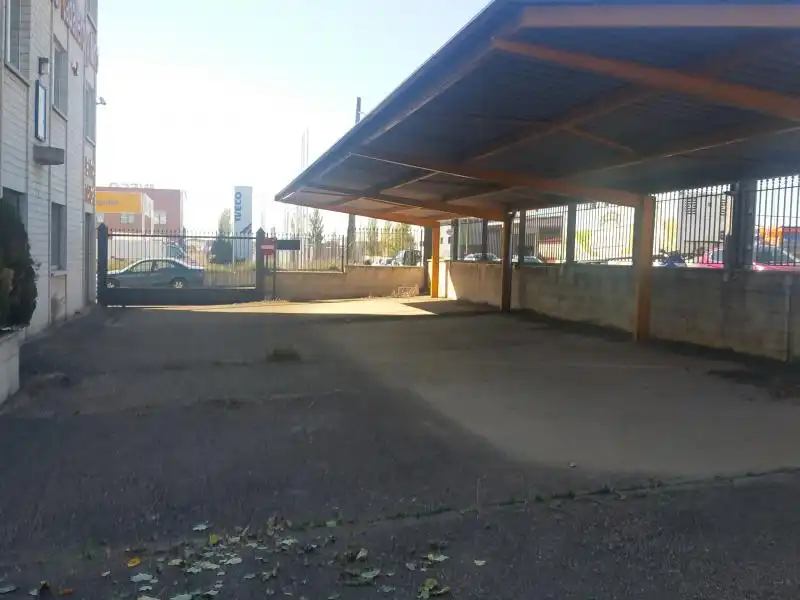 Aparcament de Nau industrial en venda en Onzonilla amb Calefacció