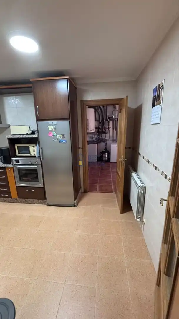 Cuina de Casa adosada en venda en Sariegos amb Calefacció, Parquet i Terrassa