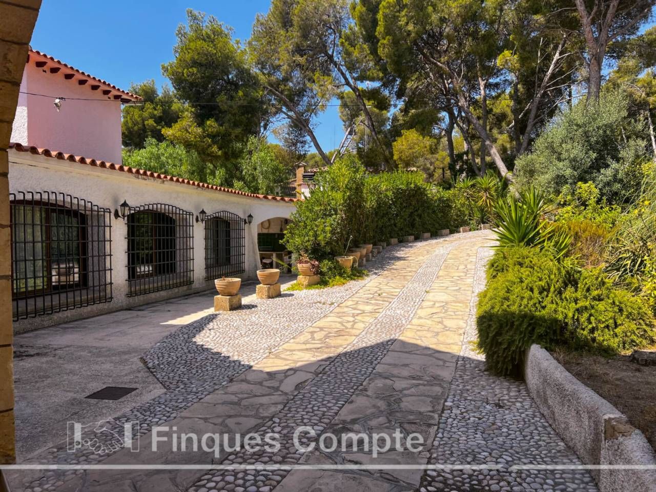 Vista exterior de Casa o xalet en venda en Roda de Berà amb Jardí privat, Terrassa i Piscina
