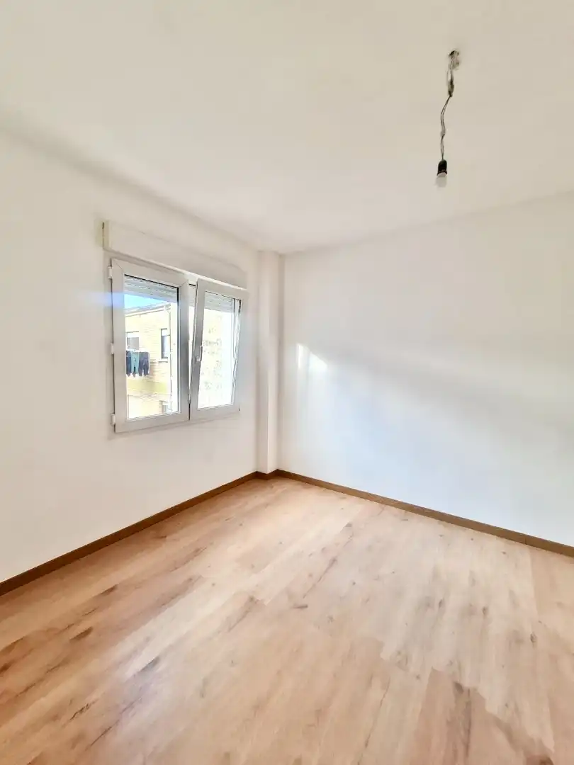 Dormitori de Pis en venda en Gijón  amb Jardí privat, Parquet i Traster