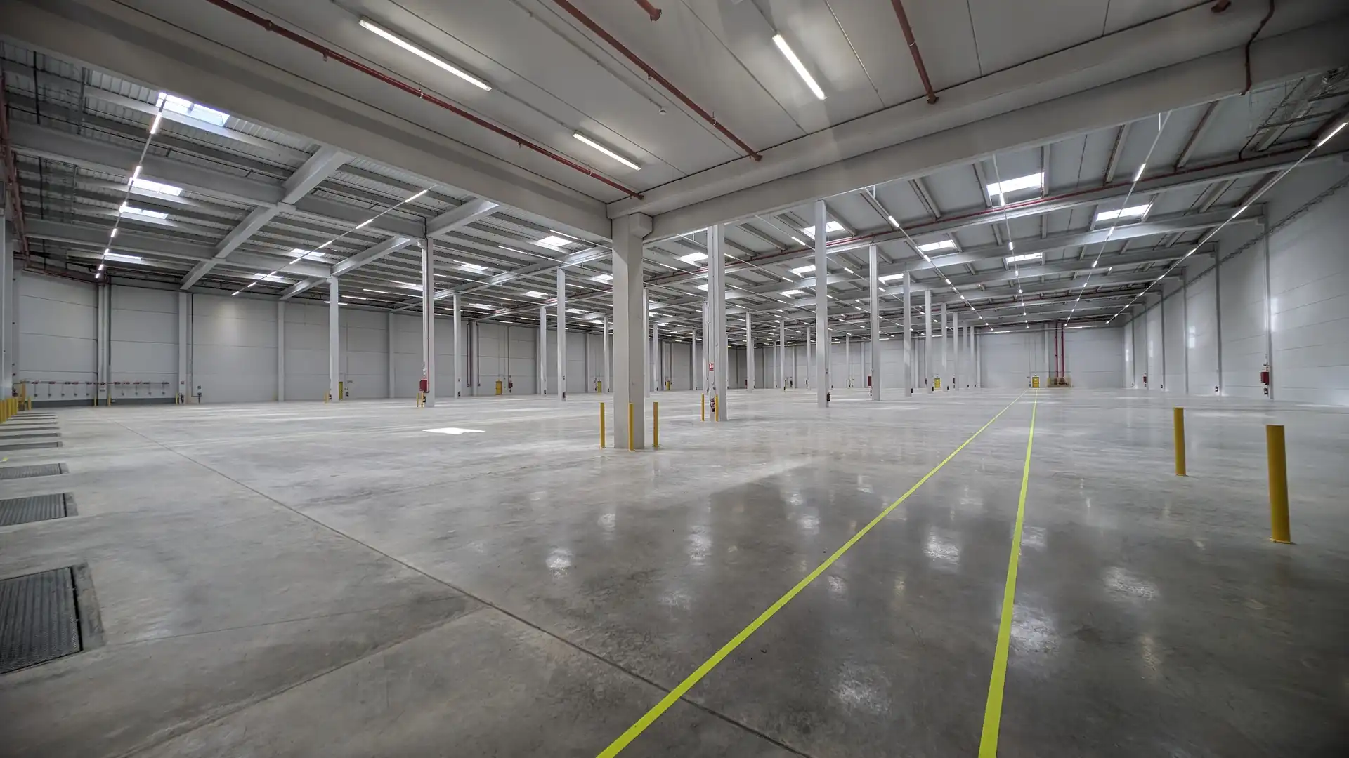 Parkplatz von Fabrikhallen zur Miete in Valls