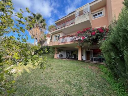 Vista exterior de Casa adosada en venda en Estepona amb Aire condicionat, Jardí privat i Parquet