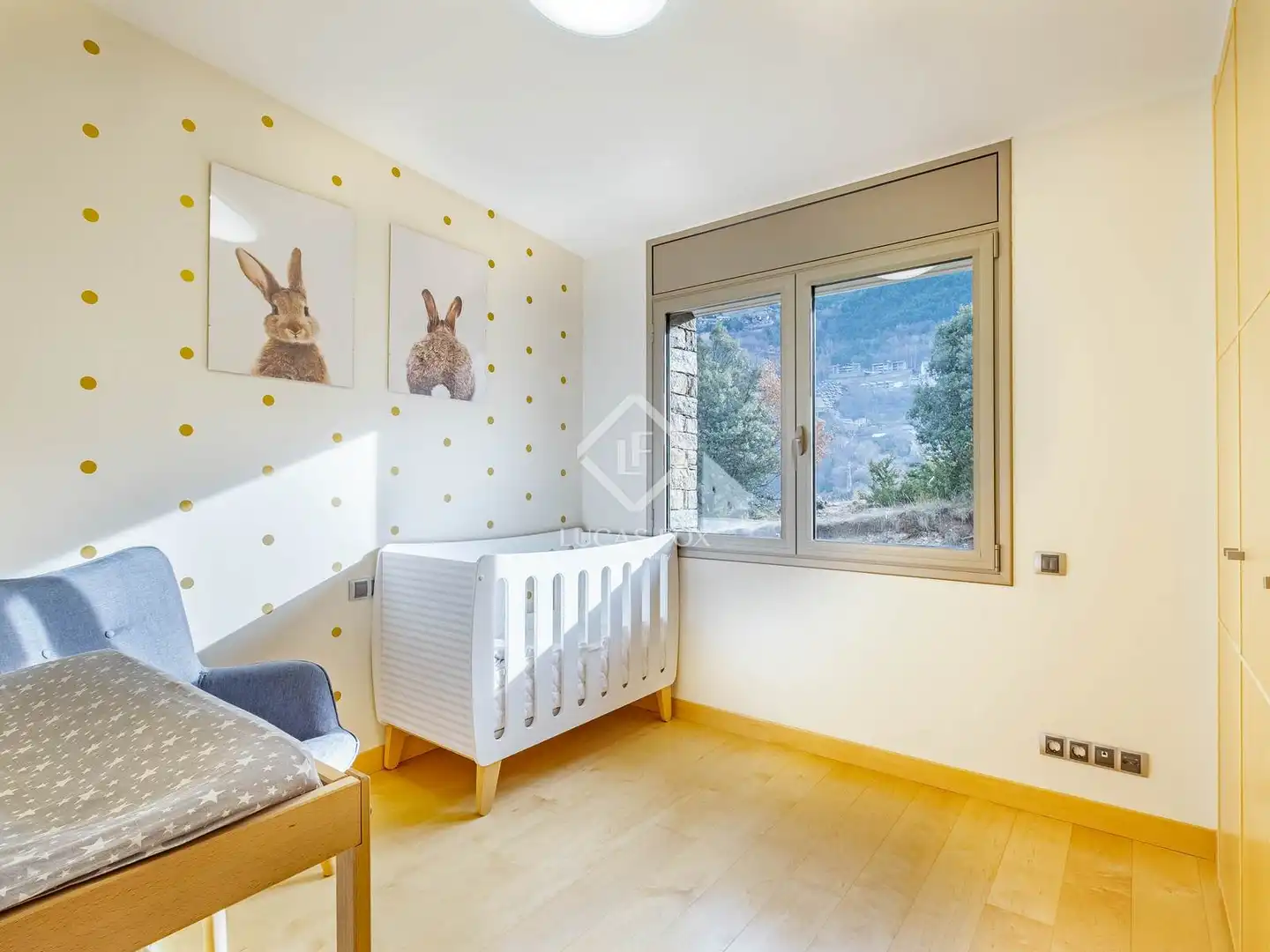 Schlafzimmer von Dachboden zum Verkauf in Escaldes – Engordany mit Klimaanlage, Heizung und Privatgarten