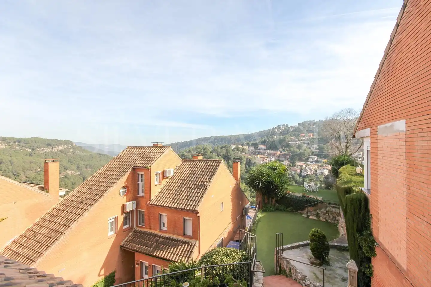 Vista exterior de Casa o xalet en venda en Corbera de Llobregat amb Aire condicionat, Calefacció i Jardí privat