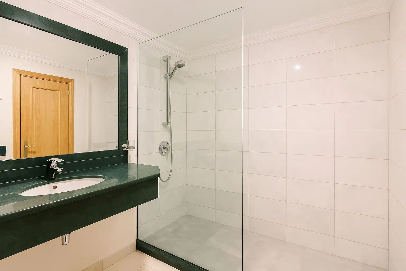 Bathroom of Flat for sale in Benahavís  with Air Conditioner, Private garden and Terrace