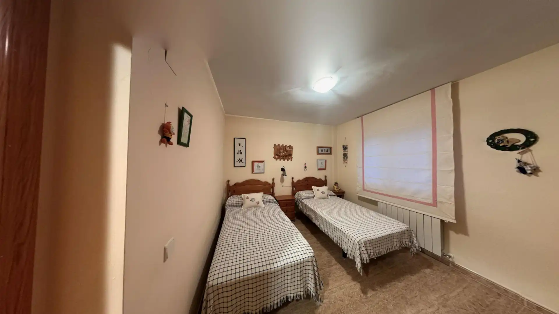 Habitación de Casa adosada en venta en Caudete de las Fuentes con Calefacción, Terraza y Amueblado