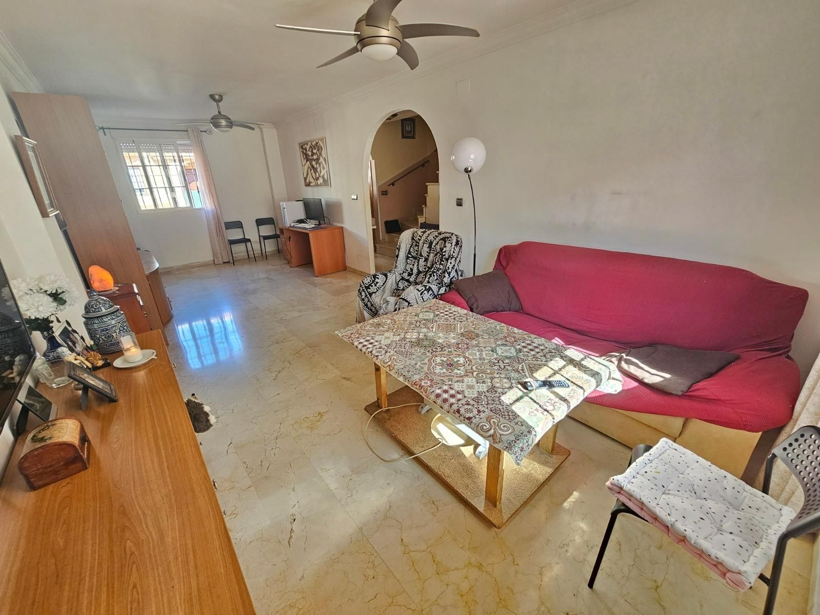Sala d'estar de Casa adosada en venda en Cúllar Vega amb Balcó