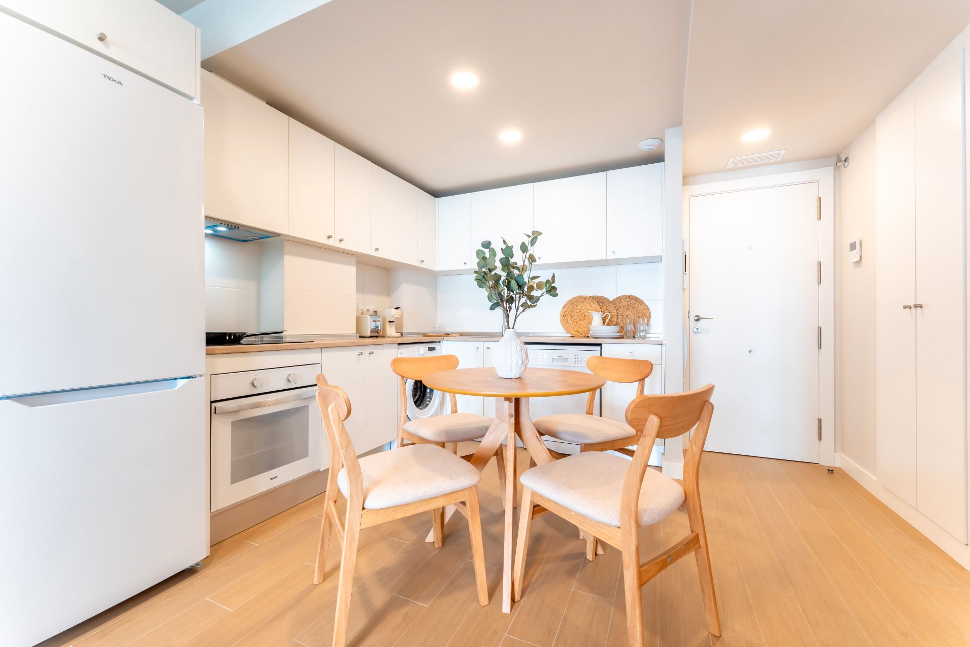 Kitchen of Flat to rent in  Sevilla Capital  with Air Conditioner, Storage room and Oven