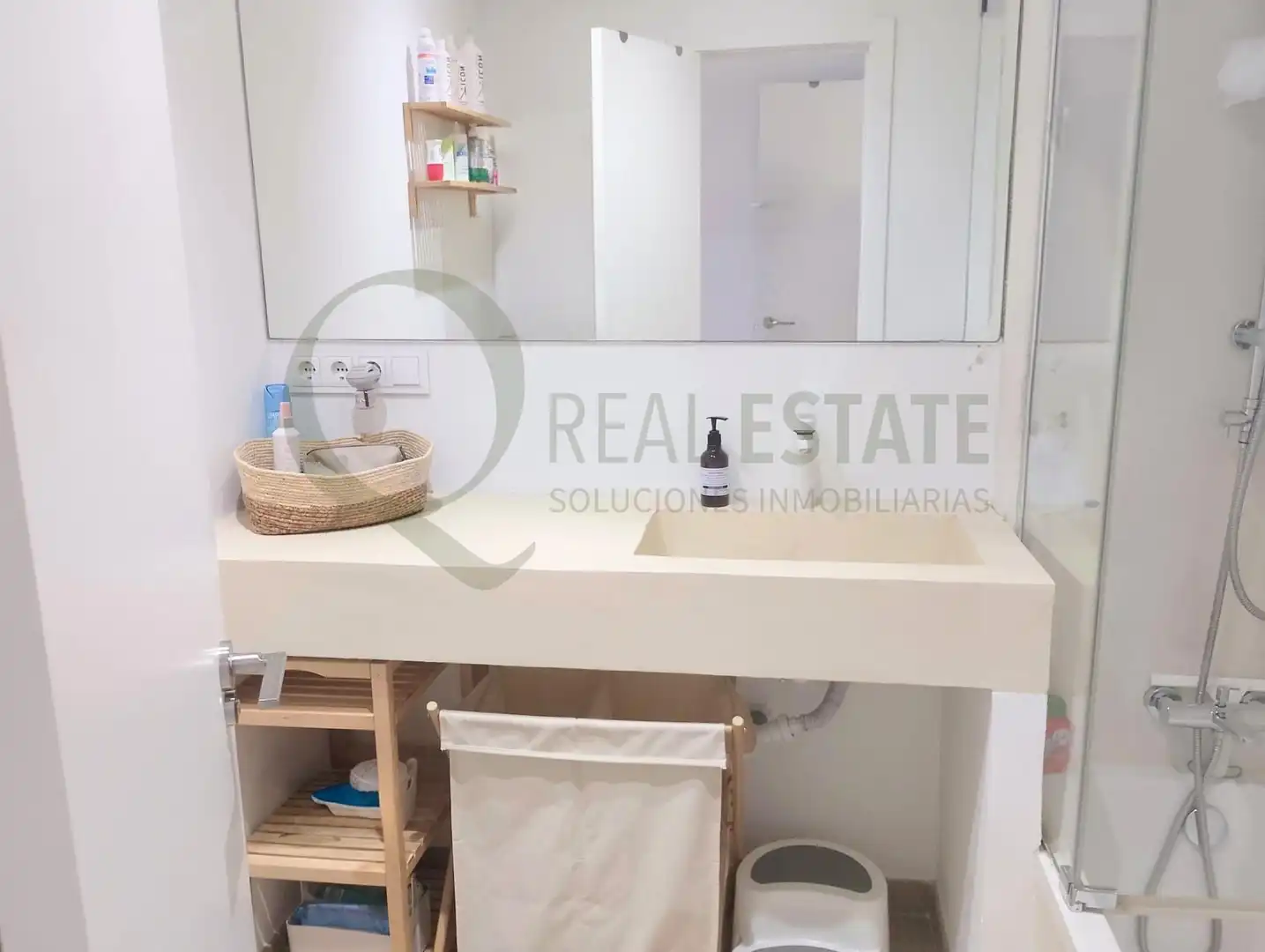 Badezimmer von Erdgeschoss zur Miete in El Campello mit Klimaanlage, Privatgarten und Möbliert