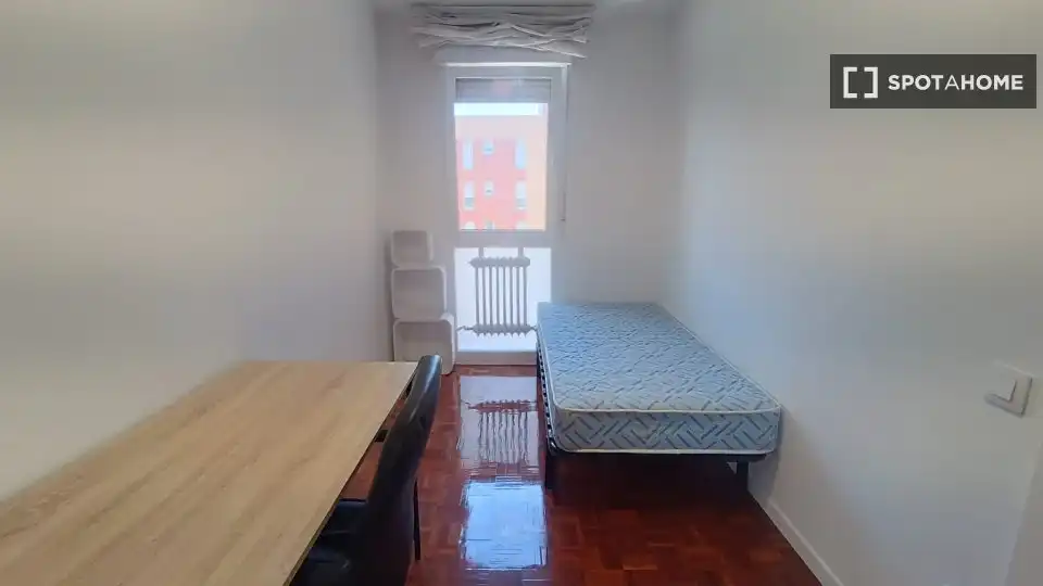 Habitació a Mendebaldea - Ermitagaña