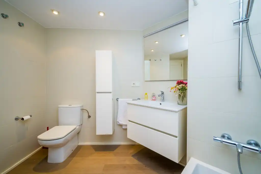 Badezimmer von Wohnungen zum Verkauf in Castell d'Aro, Platja d'Aro i s'Agaró mit Klimaanlage, Heizung und Terrasse