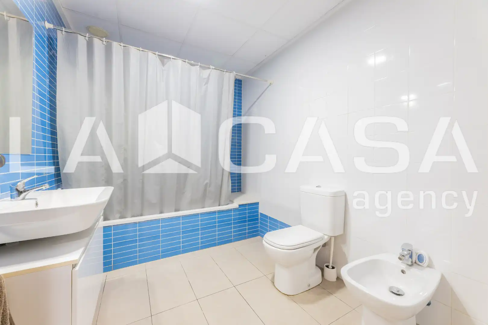 Baño de Piso en venta en Burjassot con Aire acondicionado, Calefacción y Amueblado