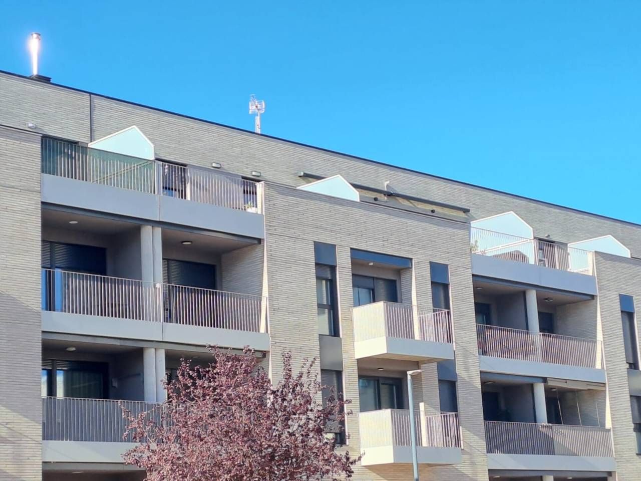 Vista exterior de Àtic en venda en Burgos Capital amb Calefacció, Parquet i Terrassa