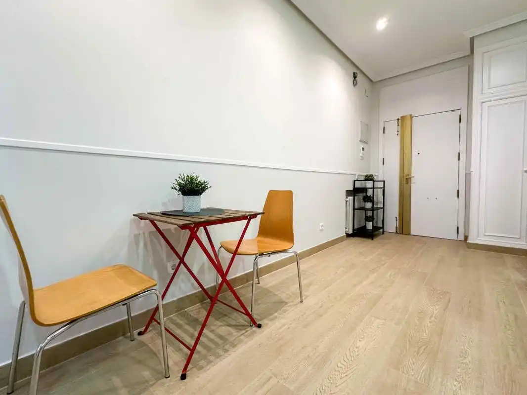 Planta baja de alquiler en Madrid con Calefacción y Amueblado