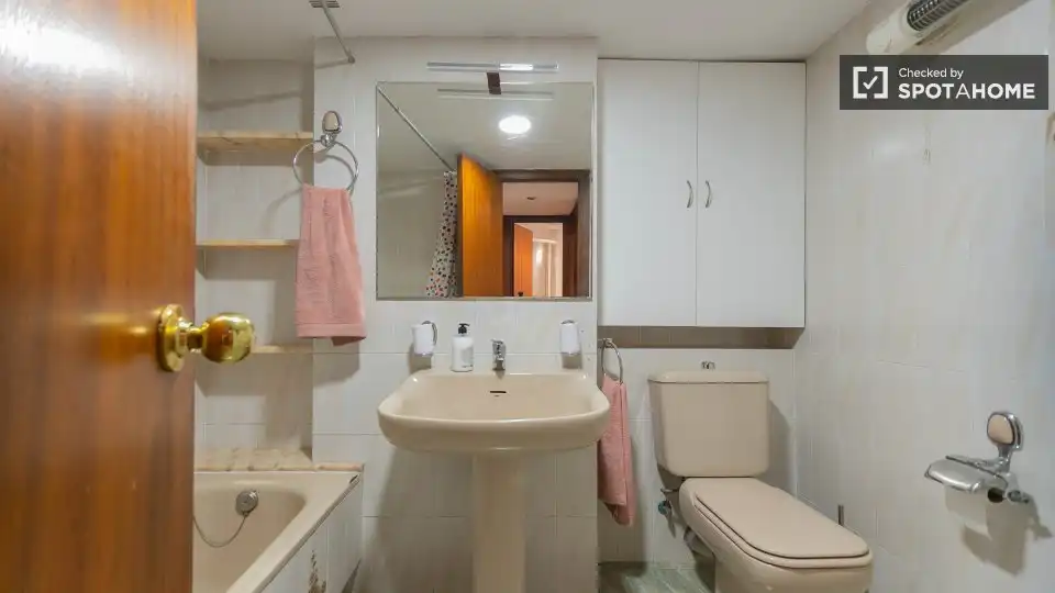 Baño de Piso de alquiler en Valencia con Aire acondicionado, Calefacción y Amueblado
