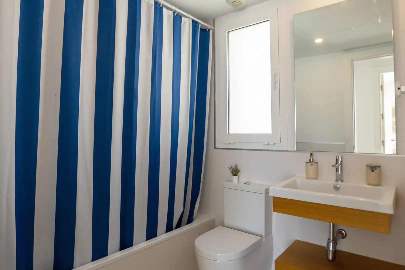 Bany de Àtic de lloguer en Marbella amb Aire condicionat, Terrassa i Piscina