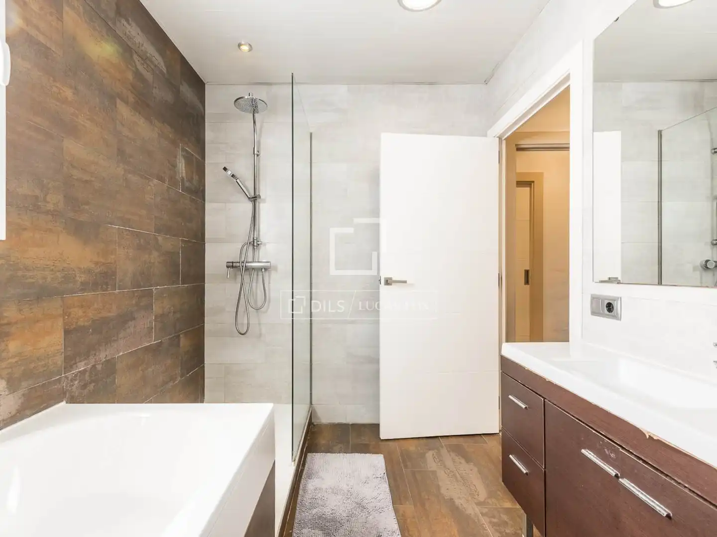 Baño de Ático en venta en Barcelona con Aire acondicionado, Terraza y Amueblado