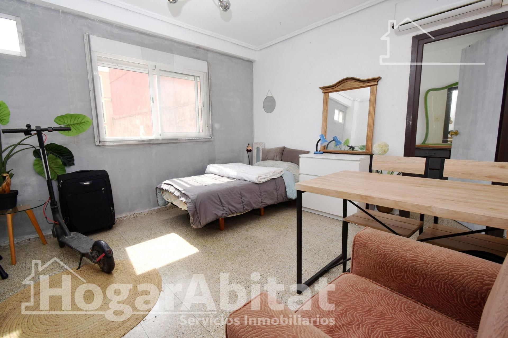 Bedroom of Flat for sale in  Valencia Capital  with Air Conditioner, Heating and Storage room