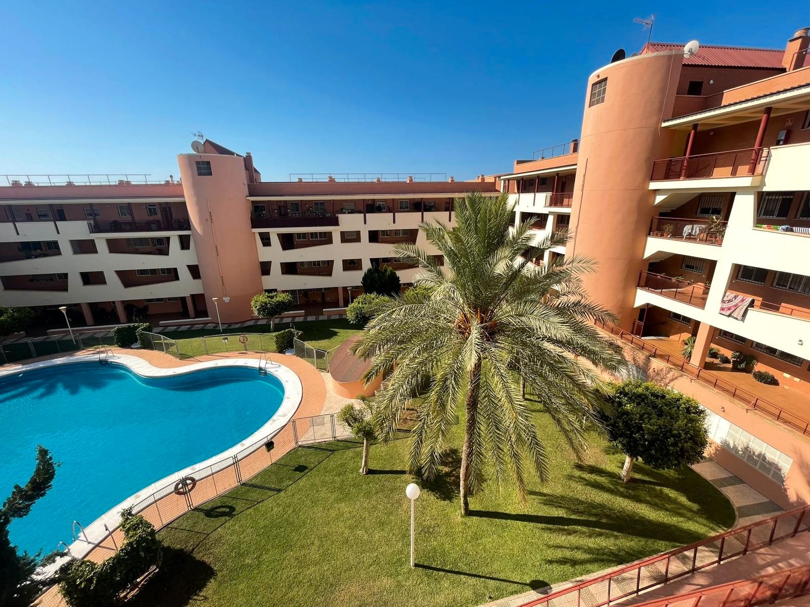 Piscina de Pis en venda en Roquetas de Mar amb Aire condicionat, Calefacció i Terrassa
