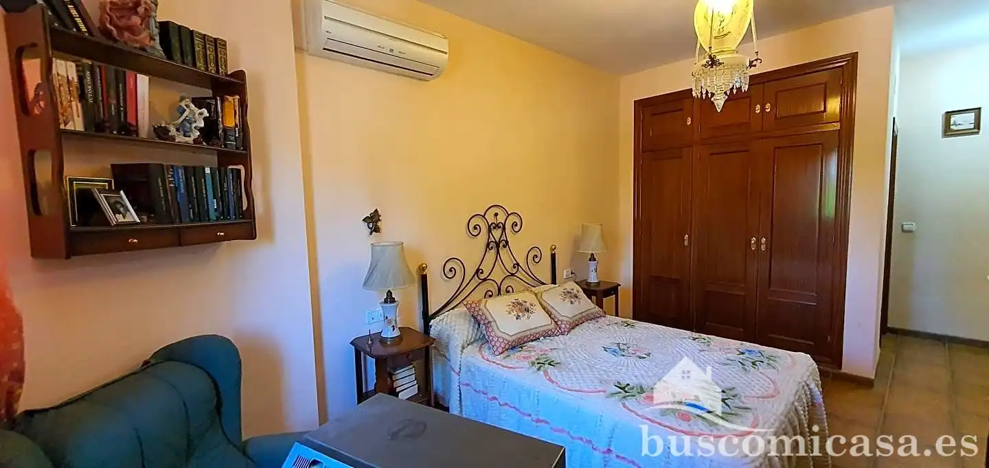 Dormitori de Casa o xalet en venda en Linares amb Aire condicionat, Calefacció i Jardí privat