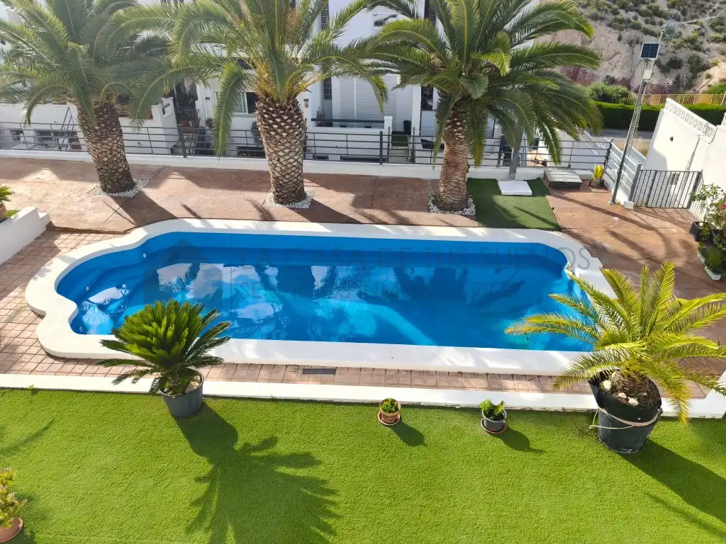 Schwimmbecken von Einfamilien-Reihenhaus zum Verkauf in Petrer