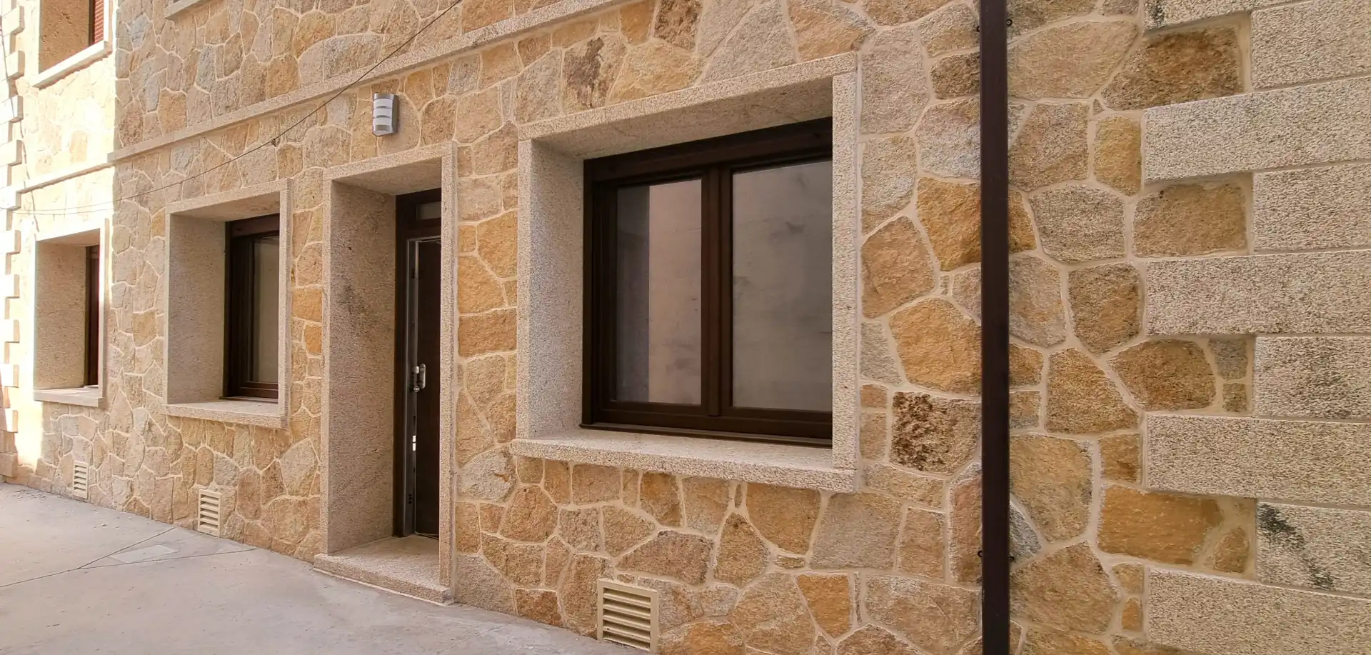 Außenansicht von Einfamilien-Reihenhaus zur Miete in Guadalix de la Sierra mit Heizung, Abstellraum und Ofen