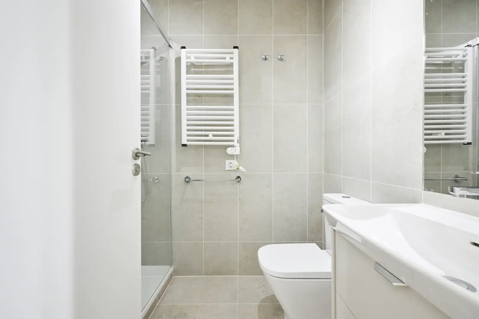 Badezimmer von Wohnung zur Miete in Madrid mit Klimaanlage und Balkon