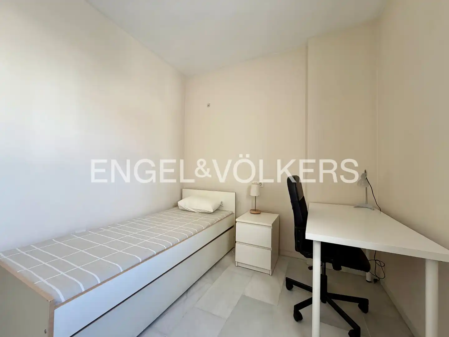 Bedroom of Flat for rent in Sevilla  with Air Conditioner, Heating and Storage room