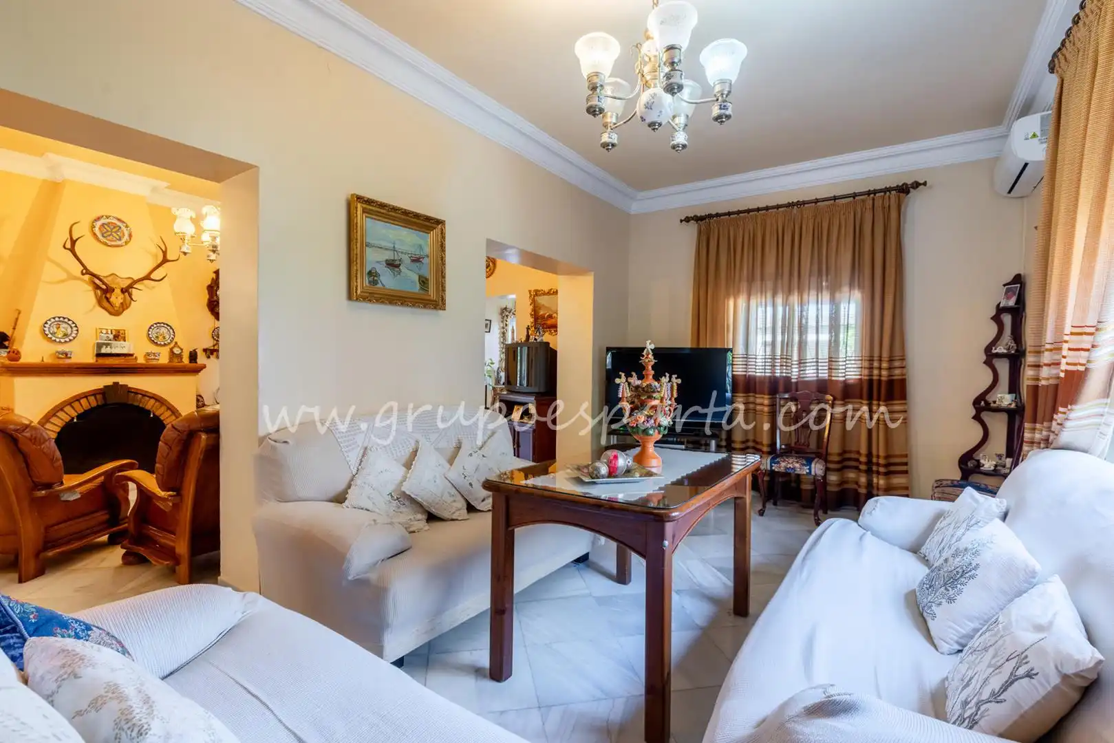 Sala d'estar de Casa o xalet en venda en Espartinas amb Aire condicionat, Jardí privat i Terrassa