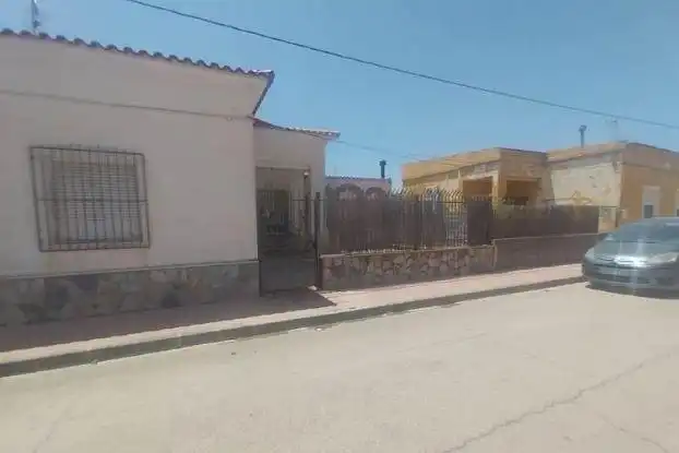 Vista exterior de Casa adosada en venta en Algueña