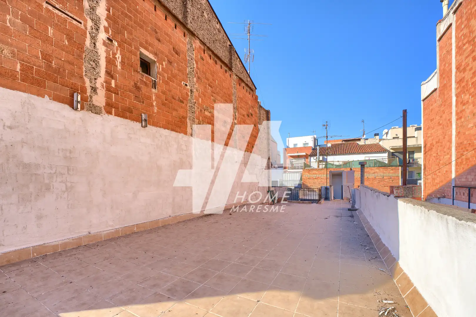 Vista exterior de Casa o xalet en venda en Sant Adrià de Besòs amb Aire condicionat, Calefacció i Jardí privat